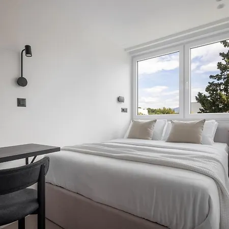 Beautifully Brand New In * Split