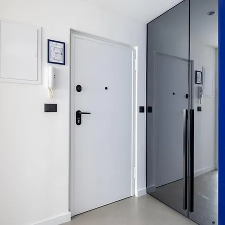 Beautifully Brand New In Apartment *