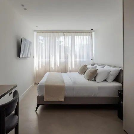 Beautifully Brand New In Apartment *